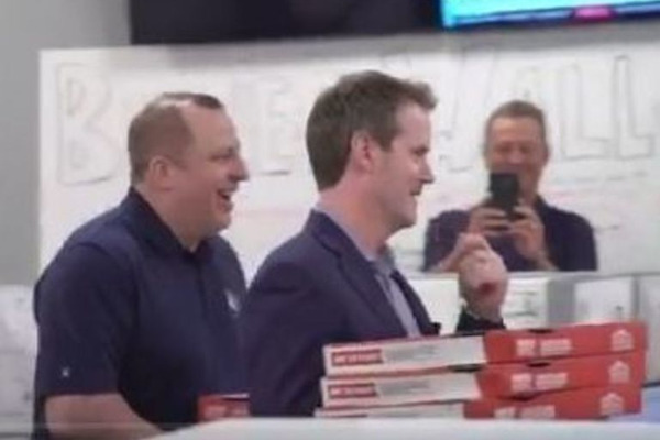 Тренер команди НБА пригостив усіх працівників клубу піцою після вдалого обміну: відео