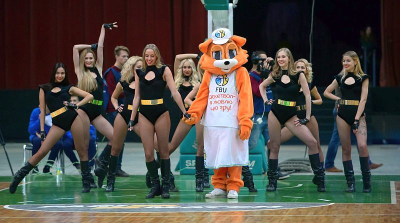 Талісман ФБУ зваблював красунь з Red Foxes на матчі збірних: фотогалерея