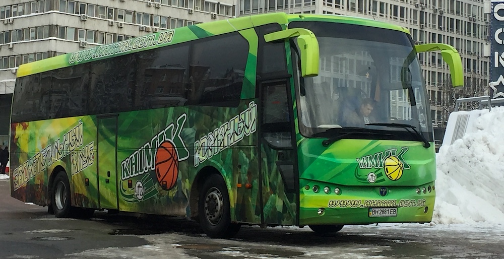 Автобус “Хіміка” чудом прорвався зі снігових заметів та заторів на трасі Одеса – Київ