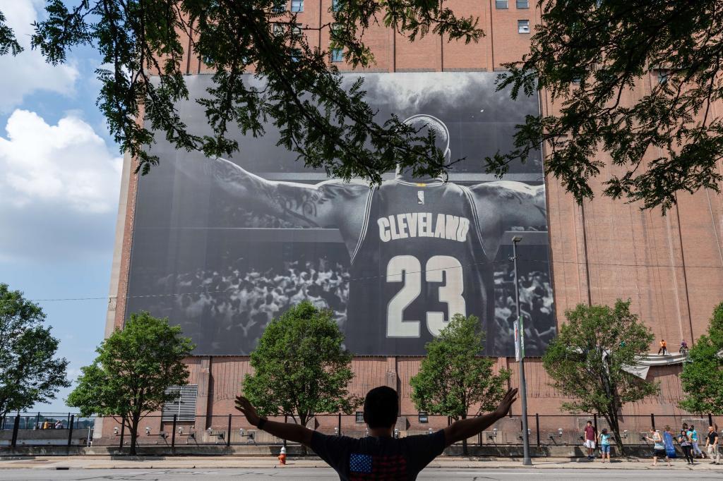 В Кливленде сняли баннер с изображением Леброна Джеймса - изображение 2