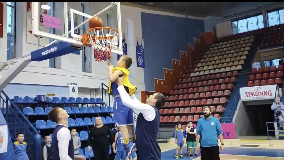 Гравці Ніко-Баскета провели майстер-клас для дітей Миколаєва в рамках проєкту Шлях чемпіонів