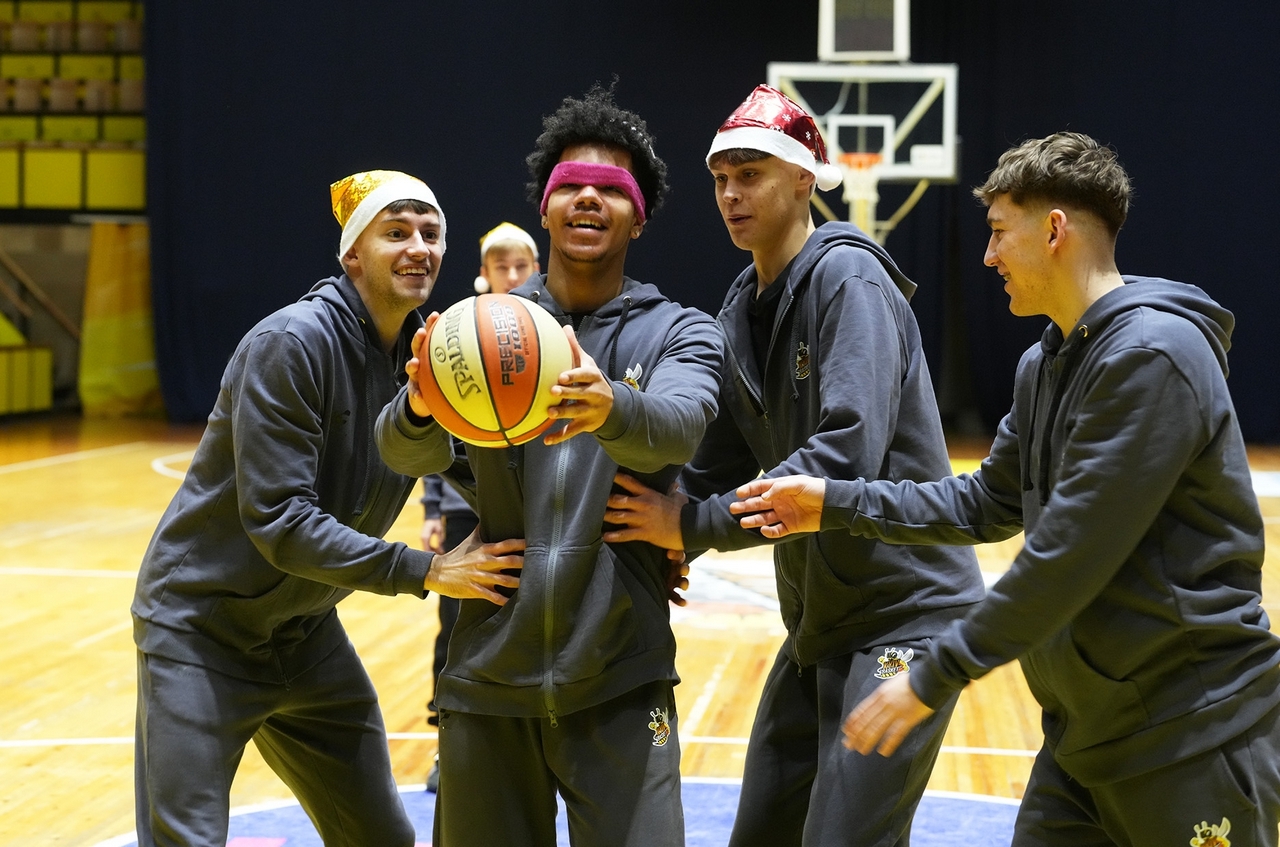 Київ-Баскет влаштував баскетбольне новорічне свято вихованцям своєї академії