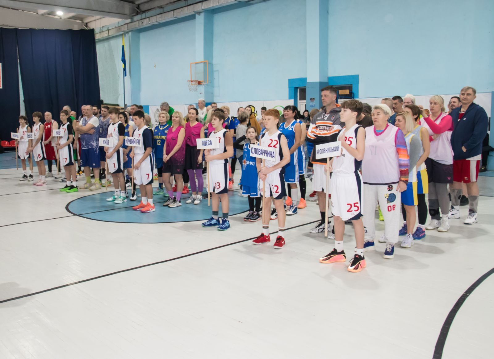 В Ужгороді відбувся відкритий Кубок міста з баскетболу серед ветеранських команд