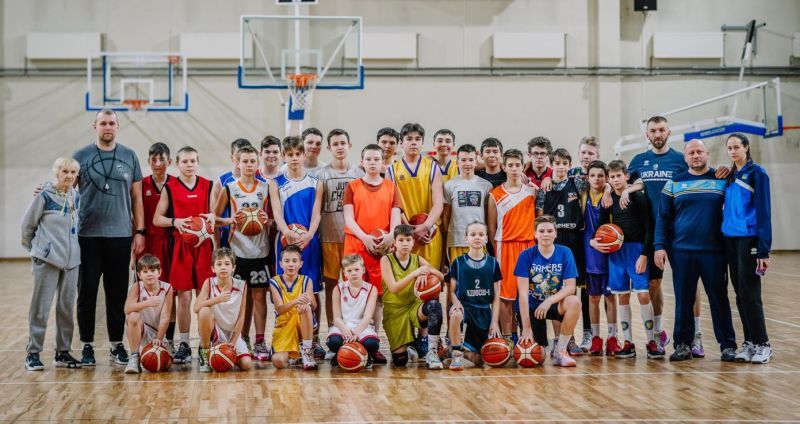 Сотні юних українців переїхали до баскетбольних таборів у Латвії