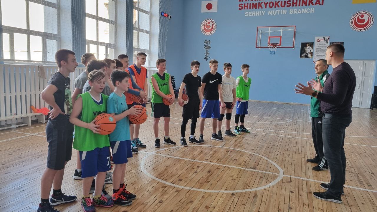 ФБУ передала баскетбольні м'ячі у 5 тренувальних таборів на Заході України