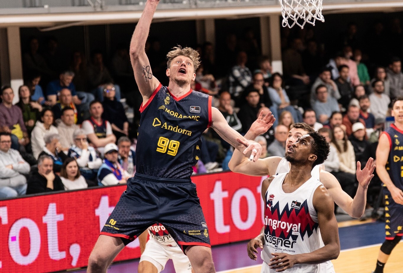 Українці за кордоном: рекордний матч Пустового, неймовірний день Кличка у Франції