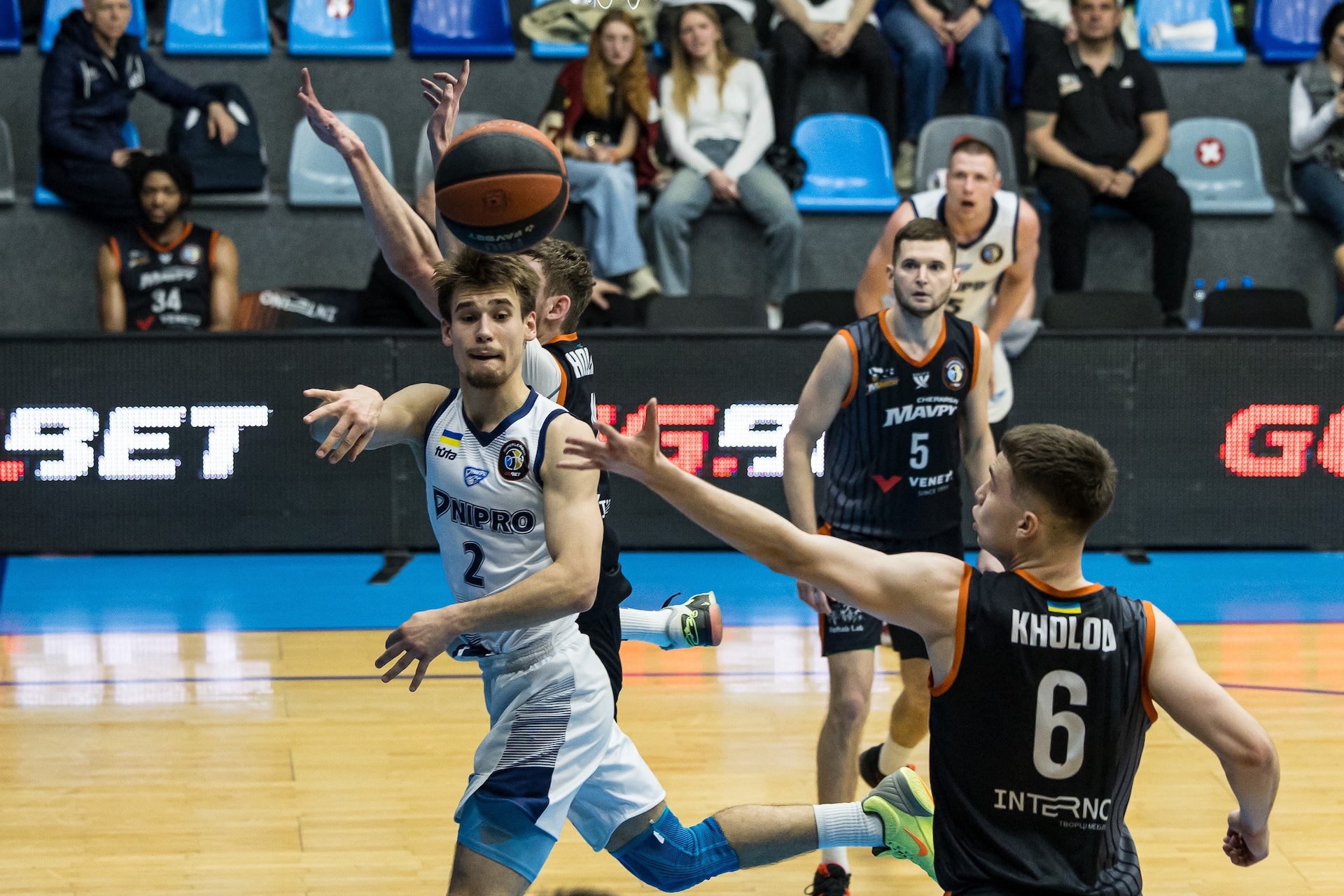 Впевнений старт Дніпра у плейоф: фотогалерея першого матчу проти Мавп