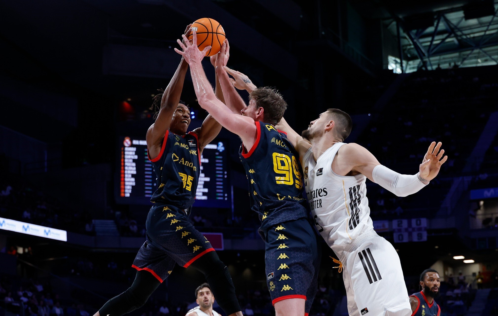 Українці за кордоном: Михайлюк набрав 17 очок проти чемпіона НБА, Лень зіграв проти Пустового