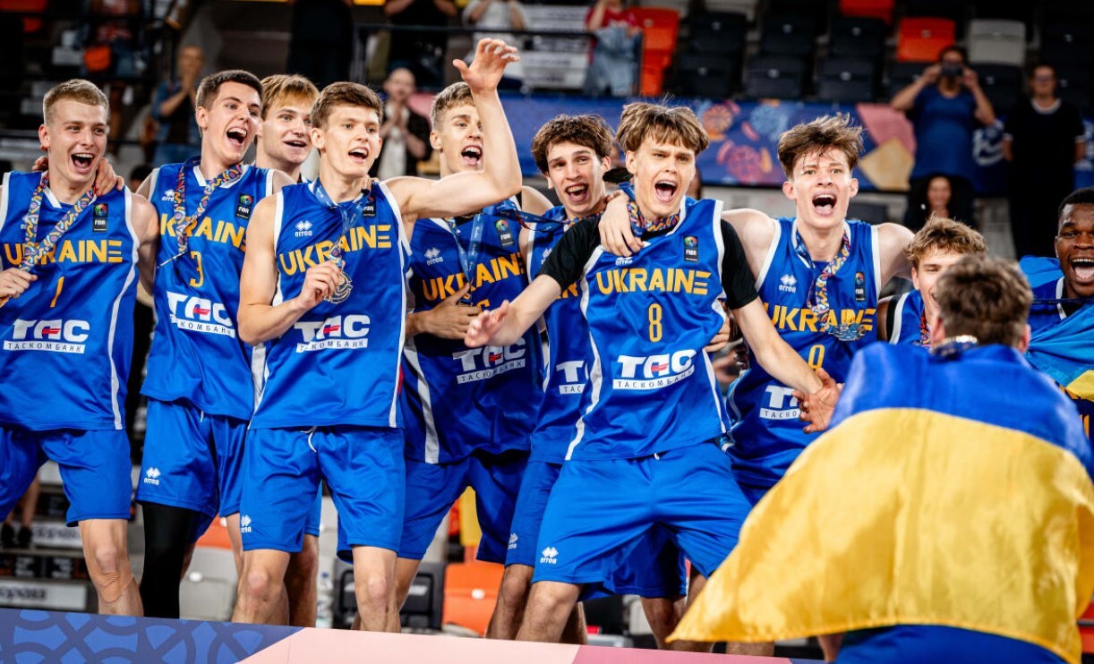 Україна — чемпіон: яскраві фото з нагородження Євробаскету U-20 у Дивізіоні В