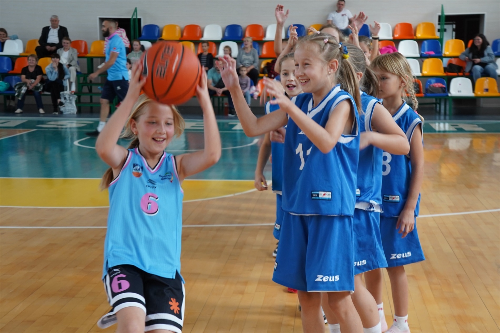 В Барській спортивній школі відбулася естафета між командами батьків та дівчаток-баскетболістів