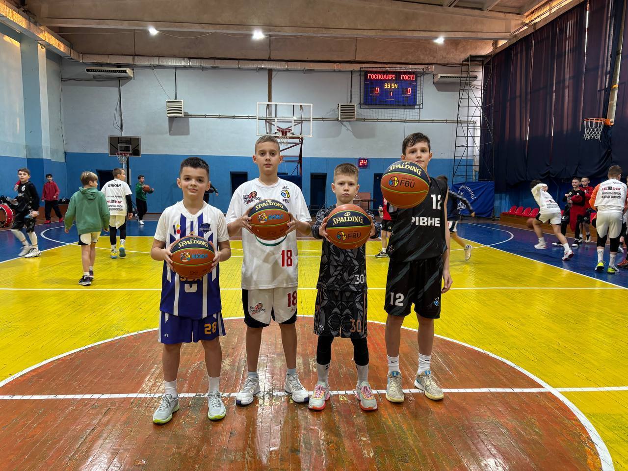 Команди ВЮБЛ почали отримувати офіційні м’ячі від ФБУ та Spalding