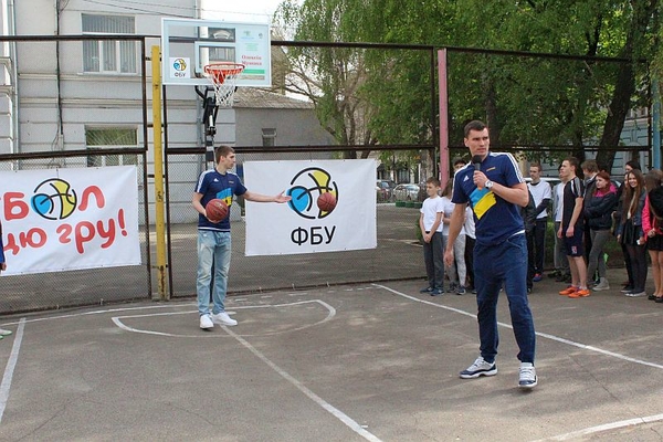 Школярі Києва отримали баскетбольний майданчик: відео відкриття