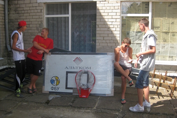 Миколаївський будинок творчості отримав баскетбольні стійки