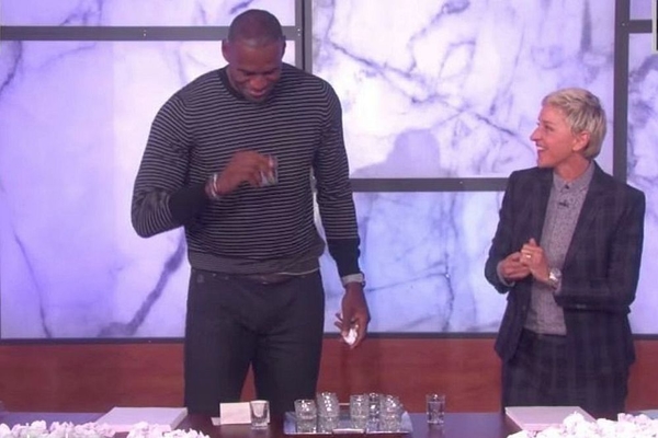 Чемпіон НБА Леброн Джеймс випив горілки в телеефірі: відео